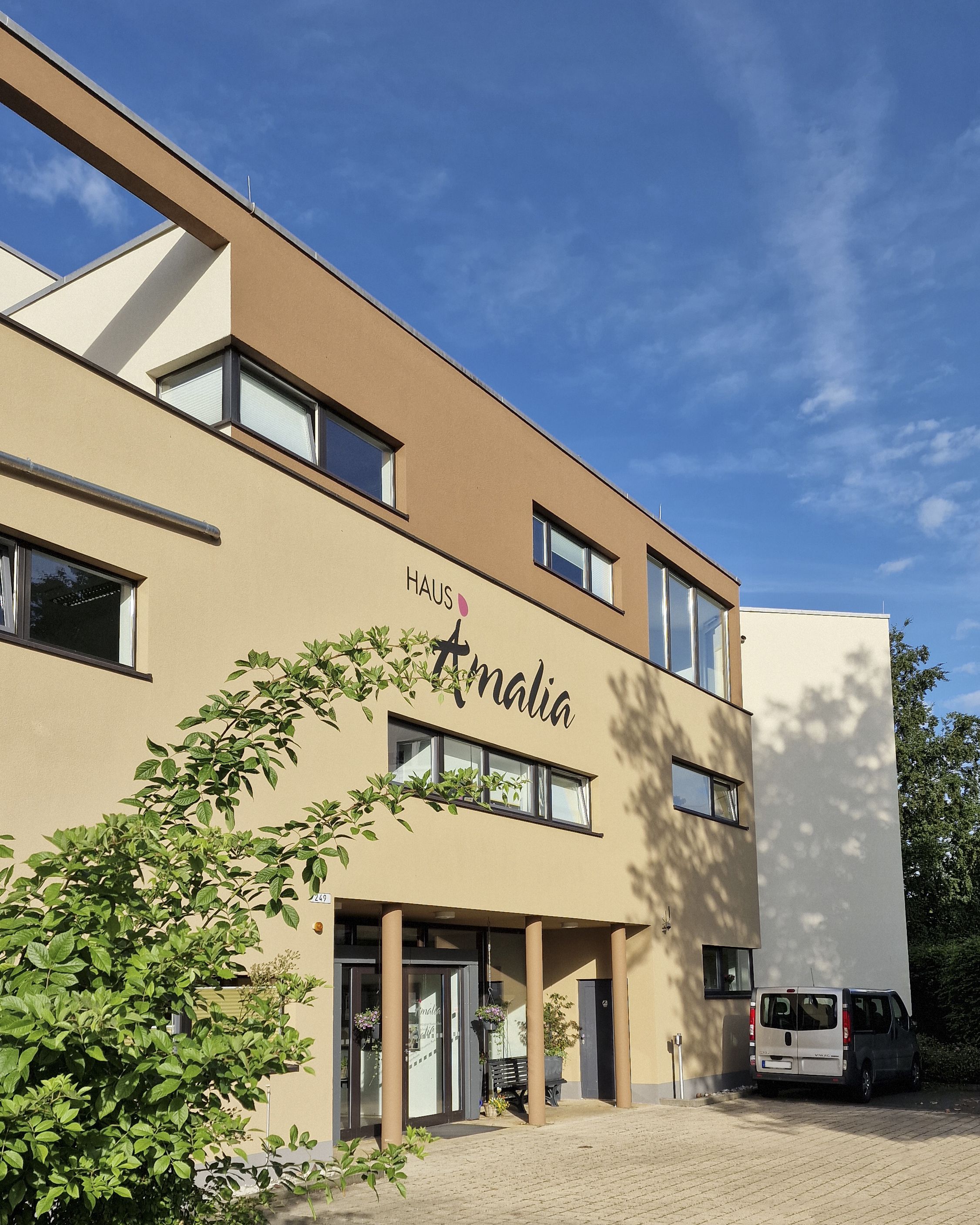 Neues Logo an der Fassade Haus Amalia