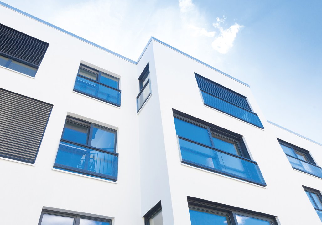 Egal ob auf Beton, Faserzement, Mauerwerk, Putz oder WDVS:  ZERO Fassade 100 Reinacrylatfarbe bietet 100 %ige Ergebnisse.